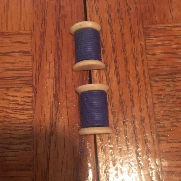 🍿TRADED🍿cutest spools of thread vintage earrings - Picture 5 of 9